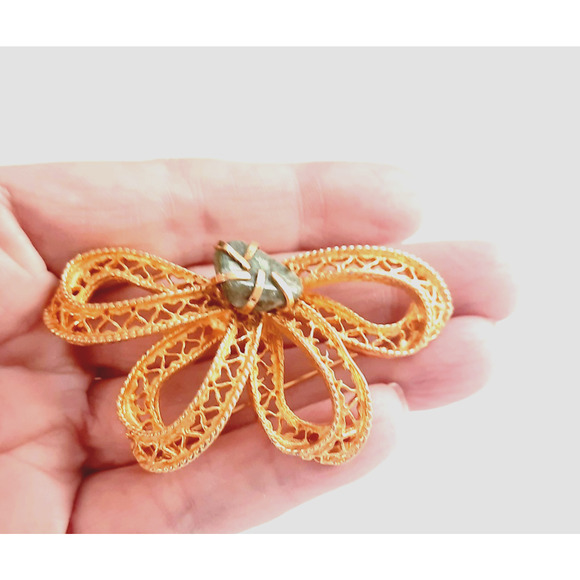 Vintage Ribbon Openwork Bow With Green Accent Stone Gold Tone Brooch Pin - Picture 5 of 5